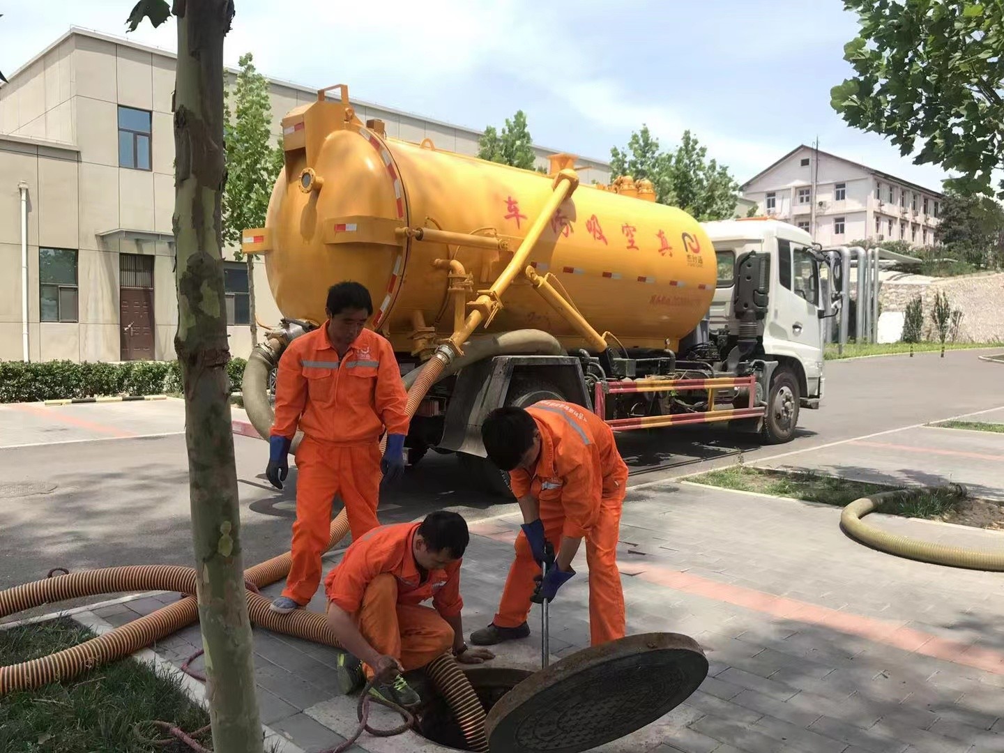 贵德管道疏通车停在窨井附近