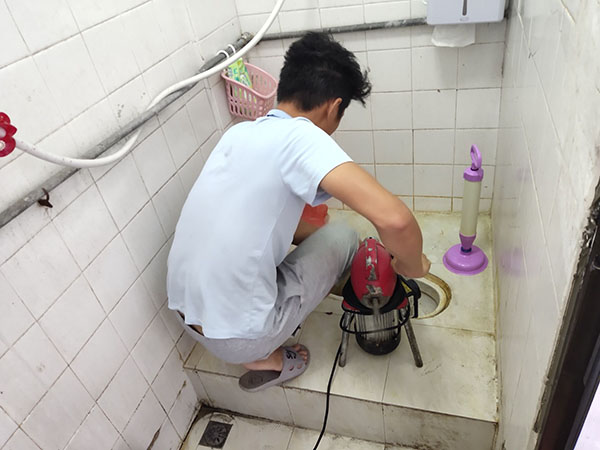 贵德管道堵塞冒臭气 专业师傅现场解决问题